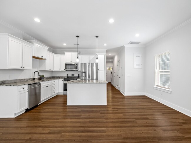 Building Photo - 3 Bed, 2.5 Bath - Lucky Penny End Unit