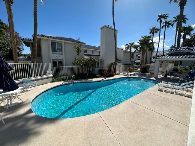 Building Photo - Great 2 Bedroom Condo in Gated Community w...