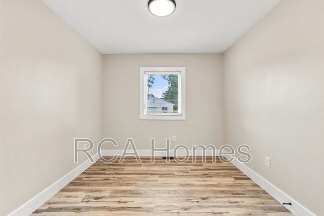 Building Photo - 1545 E Legrande Ave