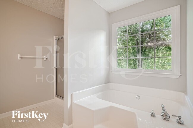 Building Photo - 6215 Little Ridge Rd