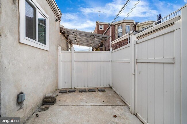 Building Photo - 2454 Amber St