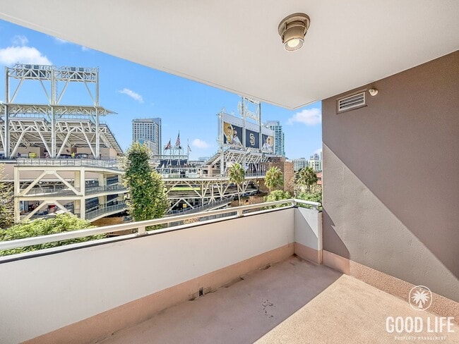 Building Photo - Charming 1BD/1BA Condo in East Village with Petco Park Views, A/C, W/D, Balcony, Community Gym & ...