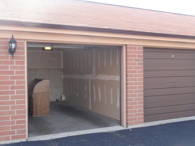 Building Photo - 105 W St Charles Rd