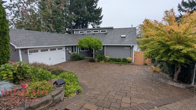 Building Photo - Huge waterfront home, fully furnished, boa...