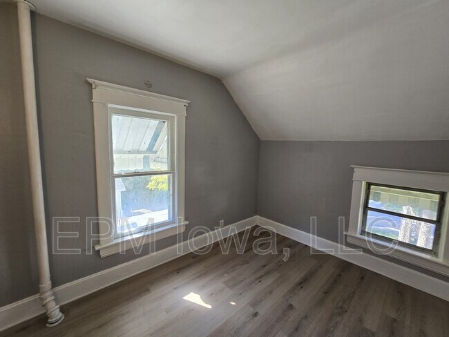Building Photo - 325 Randall St