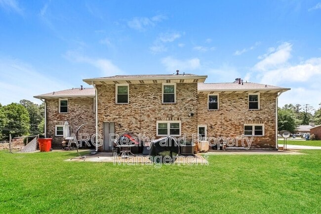 Building Photo - 2140 Fairway Ct SE