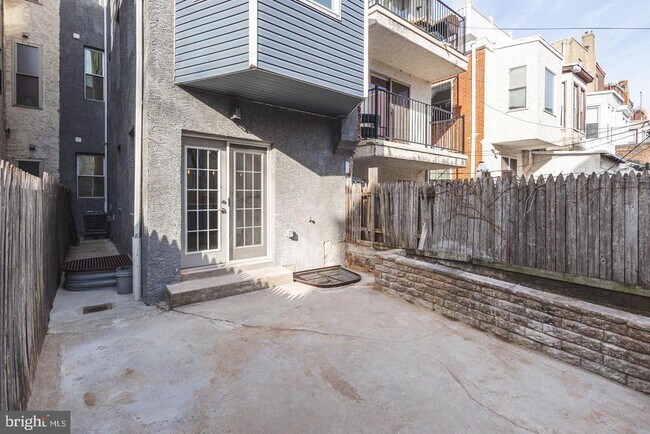 Building Photo - 3030 W Girard Ave