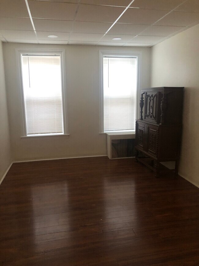 Living Room - 187 E 91st St