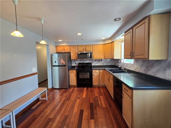 Building Photo - 237 Countess Dr