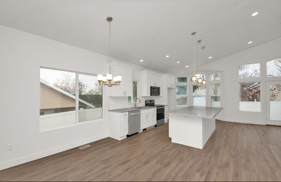 Building Photo - 1511 Lakeview Dr