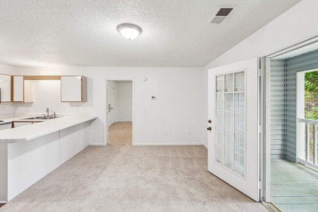 1BR, 1BA - 600SF - Dining Area - Arlington Apartments