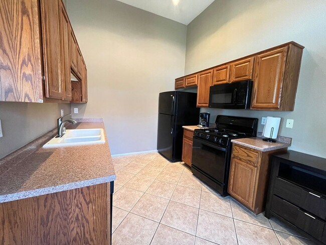 Building Photo - Cozy 2 Bedroom 2 Bathroom Condo in Gated C...