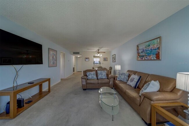 Building Photo - 4575 Cove Cir