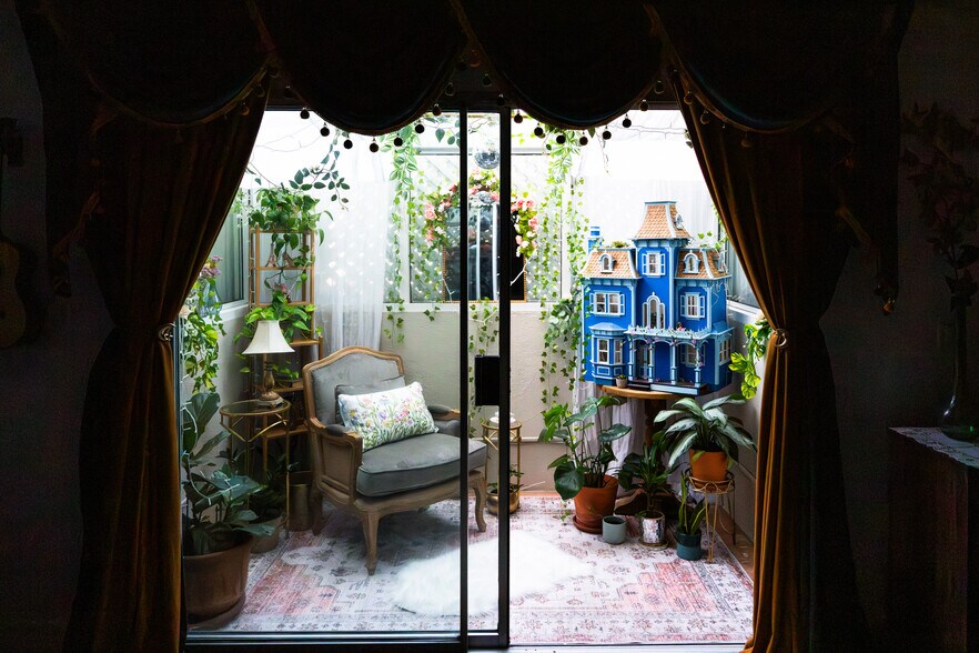Sunroom great for reading - 11120 Moorpark St