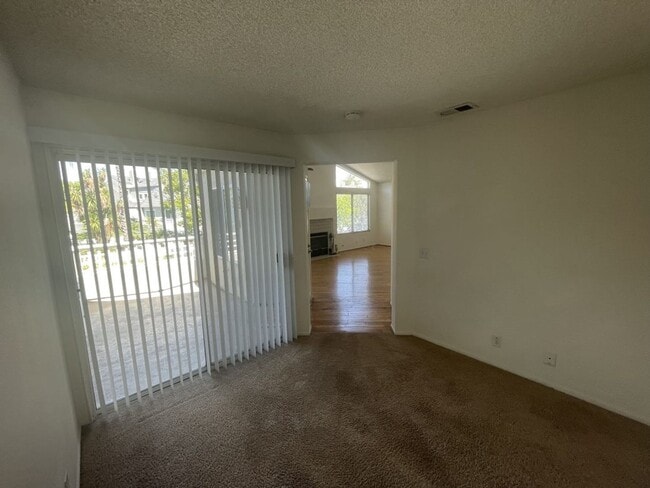 Building Photo - 46 Rainwood