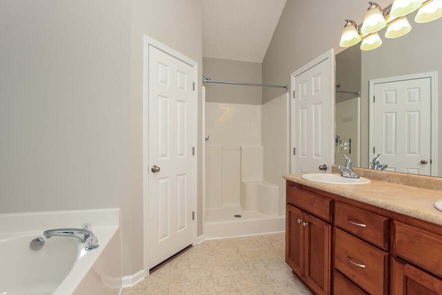 Building Photo - 718 Wildwood Dr