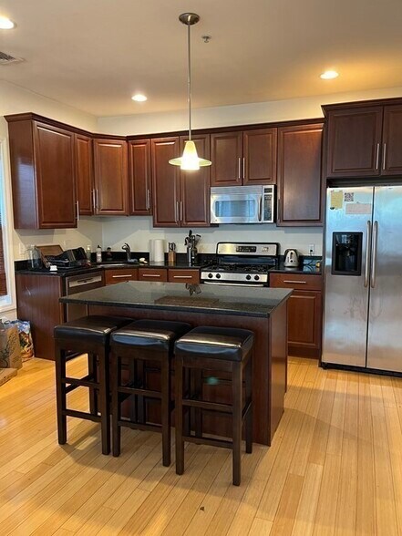 Primary Photo - 582 Putnam Ave