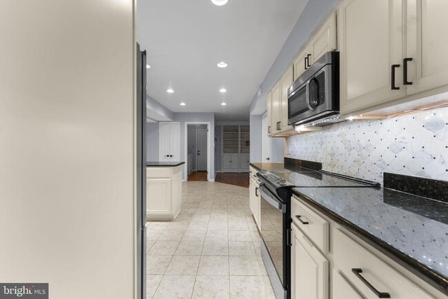 Building Photo - 901 Holly Creek Dr