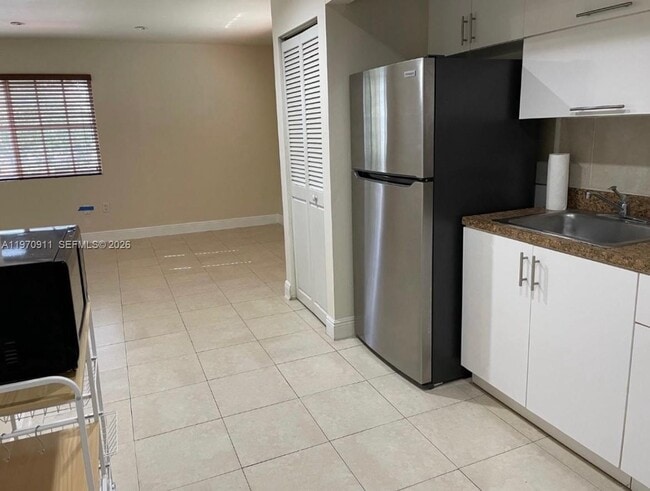 Building Photo - 861 E 14th St