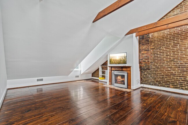 Building Photo - Available Now! Georgetown! Professionally Managed High End 1 Bed/ 1 Bath Condo