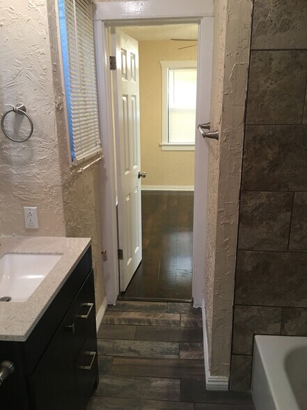 Building Photo - 5031 Bakman Ave