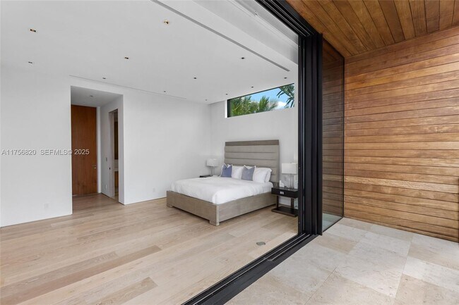 Building Photo - 825 E Dilido Dr