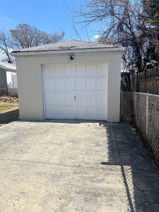 Building Photo - 527 Willowbrook Rd