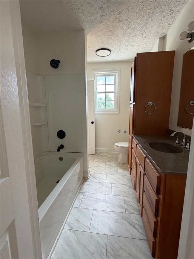 Building Photo - 509 University Dr