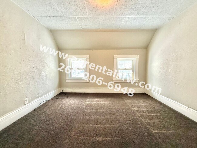 Building Photo - 3 Bedroom House