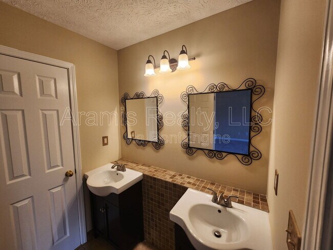 Building Photo - 1624 Oak Trace Cir