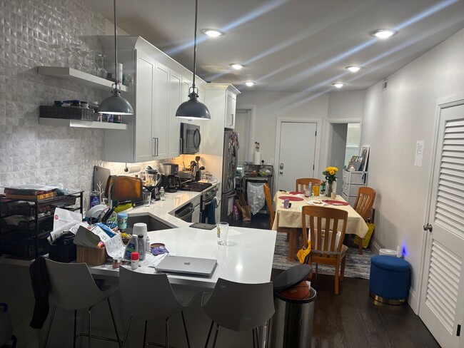 Building Photo - Amazing 3 bed 2 bath in Brookline!