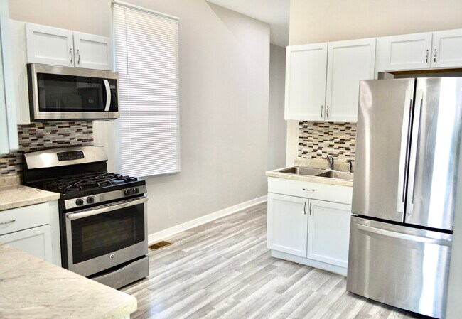 Building Photo - 522 W 81st St