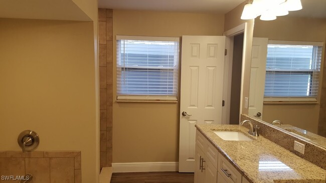Building Photo - 12080 Moss Dr