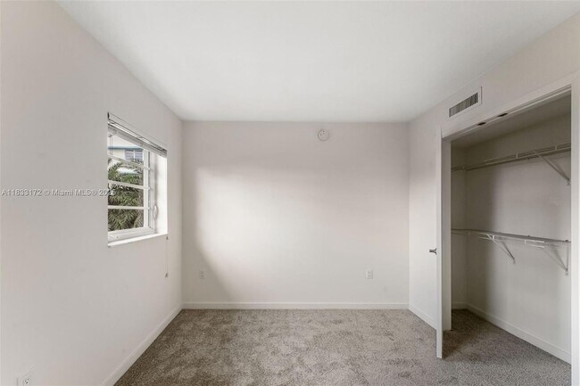 Building Photo - 910 West Ave