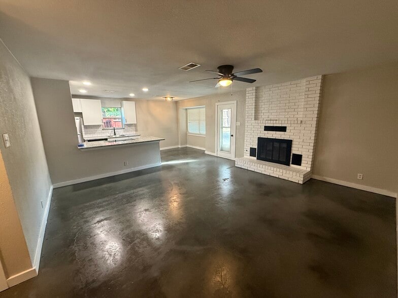 Building Photo - 908 S Bryant Ave