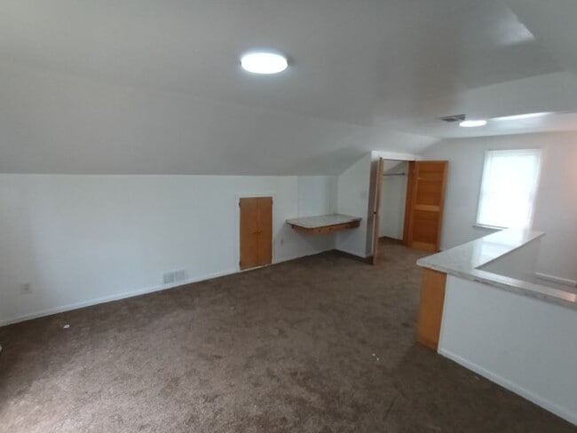 Building Photo - 3 bedroom 1.5 bath brick bungalow - AVAILA...