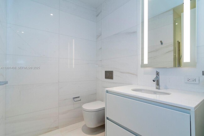 Building Photo - 300 Biscayne Blvd Way