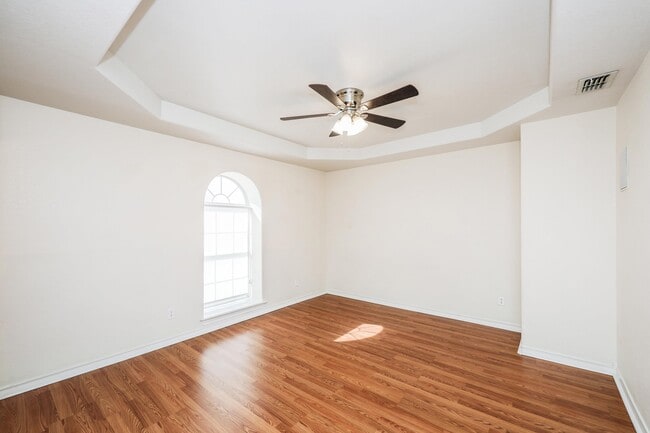 Building Photo - 1000 Ranchway Dr