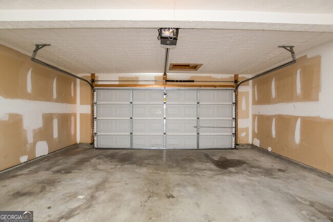 Building Photo - 2791 Groovers Lake Point