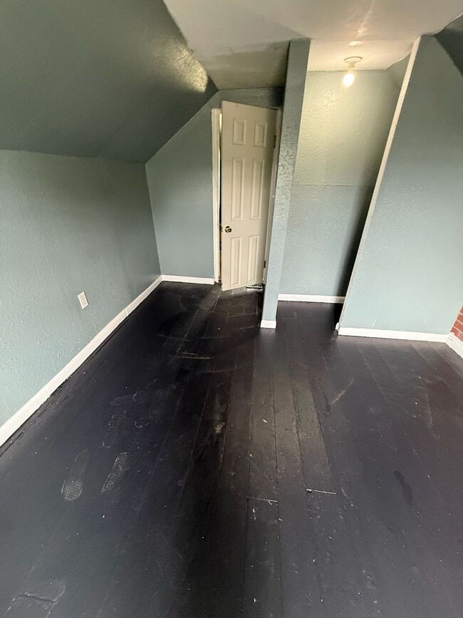 Building Photo - 3 bedrooms 1 bath