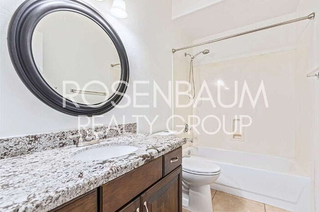 Building Photo - Gorgeous 3-bedrooms, 2-baths home in the d...