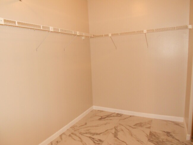 Building Photo - 13809 Royal Palm Ct