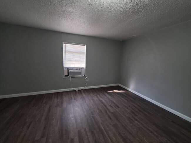 Building Photo - Newly Rehabbed 3 Bedroom 1 Bath COZY Home!!!!