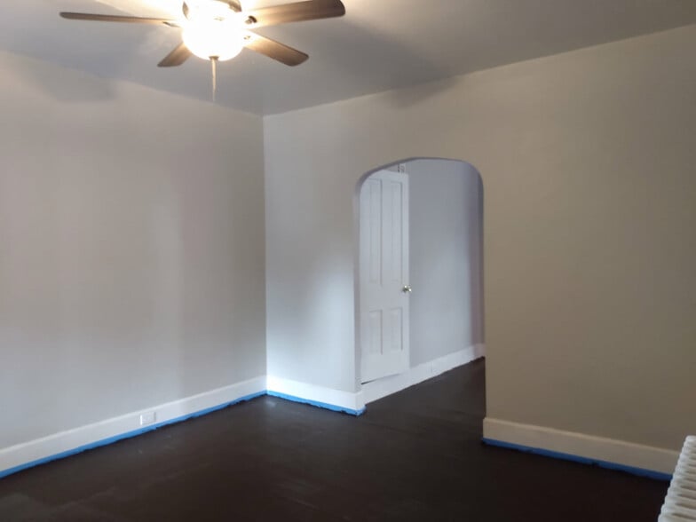 Building Photo - 807-807 Bedford St