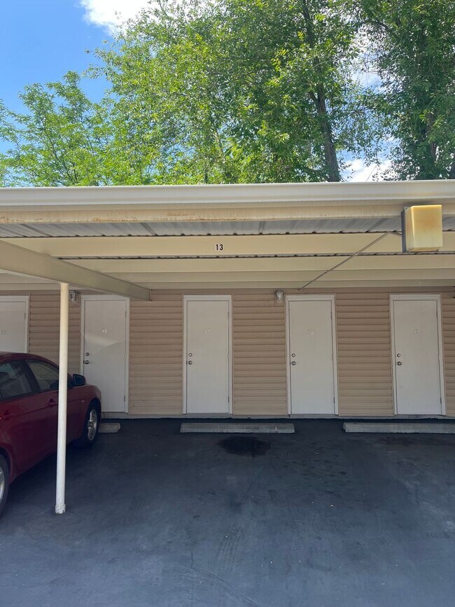 Building Photo - 2 Bedroom Condo at Greentree Condominiums!