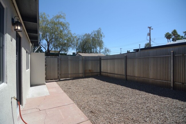 Building Photo - Remodeled 2 Bedroom 1 Bath Duplex! Great Central Tucson Location!