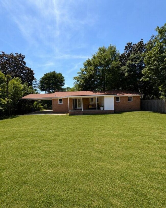 Building Photo - Available August 1! 4 Bedroom 2 Bathroom Ranch - Dogs Okay!