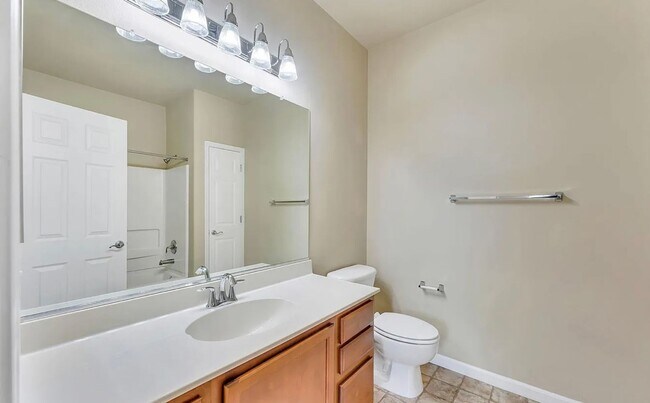 Building Photo - Fantastic 2 Bedroom 2.5 Bath Near UNR!