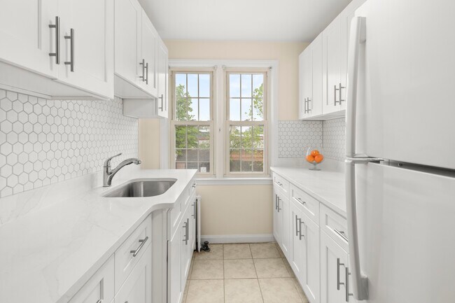 Building Photo - 2475 Summer St