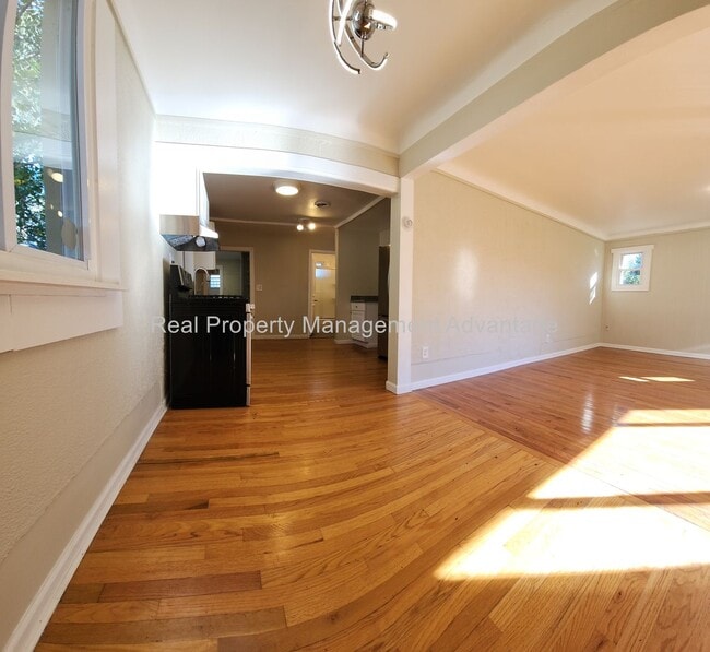 Building Photo - Spacious, Renovated and Close to Ferndale!